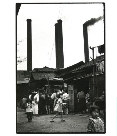 1954年　西新井のお化け煙突附近　鞍馬天狗の紙芝居　この附近にバタ屋部落があった