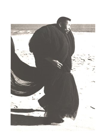 縄をはこぶ漁師　茨城　1940